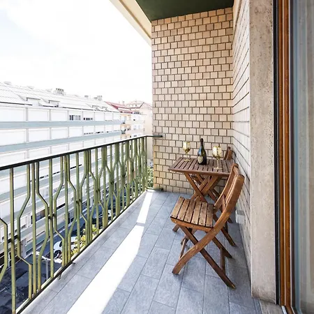 Apartment Charme Vittoria Elegante Nel Centro Di Con Ascensore E Aria Condizionata Asti